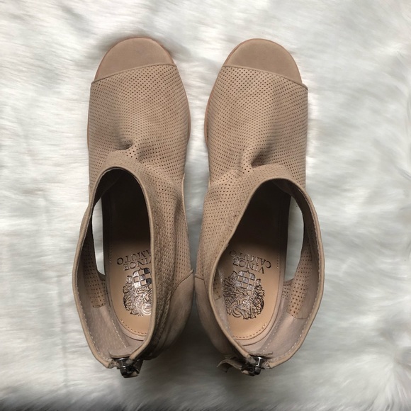 NWOT VINCE CAMUTO Bevina Cutout Nude Booties - Picture 3 of 6